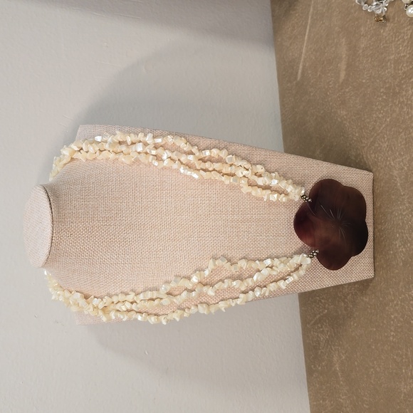 Mother of pearl large round carved Flower Pendant. - Picture 3 of 8